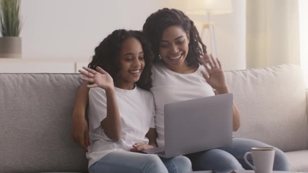 Genç, mutlu, Afro-Amerikan anne-kız videosu dizüstü bilgisayardan arıyor, evde el sallıyor, ağır çekimde merhaba diyor. — Stok video