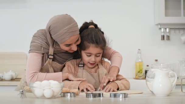 Mãe muçulmana no Hijab e filha fazendo biscoitos na cozinha — Vídeo de Stock