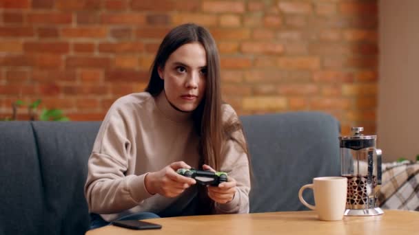 Jong opgewonden meisje spelen video games met joystick, winnen en emotioneel genieten van haar overwinning, zitten thuis — Stockvideo