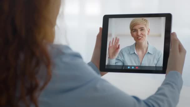 Vrouw video bellen met behulp van tablet praten met moeder Online, Collage — Stockvideo