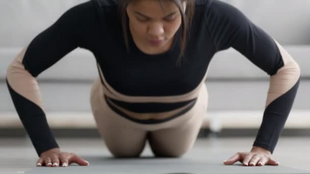 Desportivo afro-americano mulher fazendo empurrar Ups exercício em casa — Vídeo de Stock