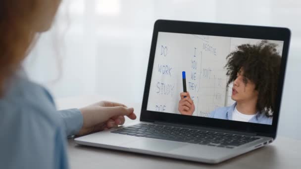 Mulher no laptop assistindo aula on-line com professor de inglês no interior — Vídeo de Stock