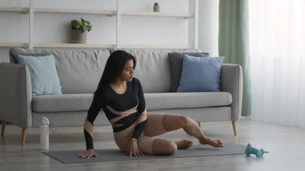 Sportovní černošky dáma dělá boční deska cvičení doma — Stock video
