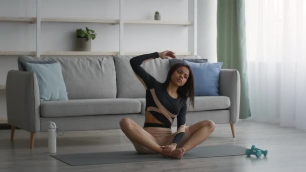 Afroamerikanerin macht Side-Bend Stretch-Training zu Hause — Stockvideo