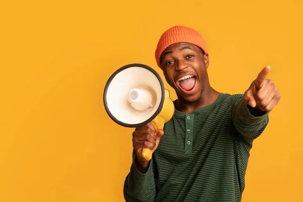 Fröhlich Black Guy Shouting In Lautsprecher Und Pointing In Camera — Stockfoto