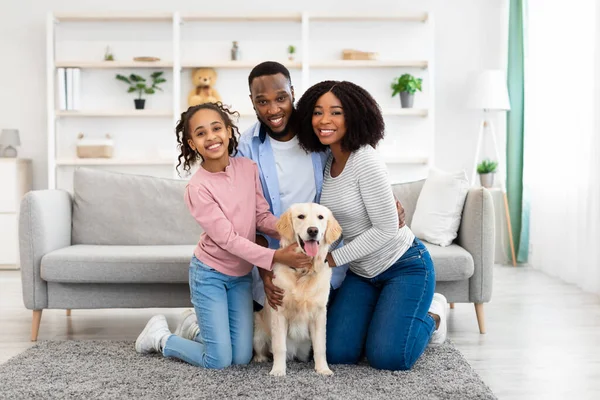 Joven negro familia abrazo perro posando en casa — Foto de Stock
