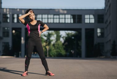 Yeni başlayanlar için koşu, sıkı antrenman ve dinlenme, spor açık hava, kentsel spor ve sokak sporu