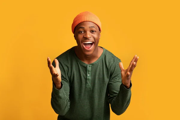 ¡Hurra! feliz emocional negro chico animando éxito sobre amarillo fondo — Foto de Stock
