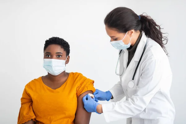 Máscara de Dama Negra Vacunándose, Enfermera Pegando Vendaje, Estudio —  Fotos de Stock