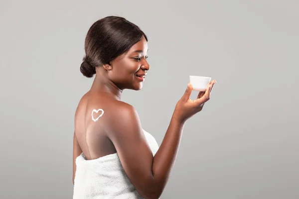 Skincare. Young Black Female With Flawless Skin Holding Jar With Moisturising Cream — Stock Photo, Image