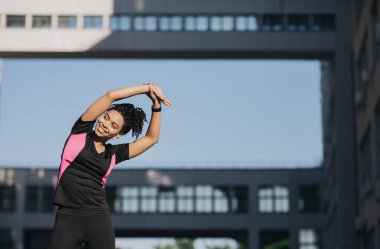 Sabahları şehir idmanı, ısınma ve ısınma, sağlıklı yaşam tarzı.