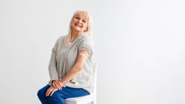 Antiviral Enjeksiyondan Sonra Aşılanmış Kolu Gösteren Olgun Kadın, Beyaz Arkaplan