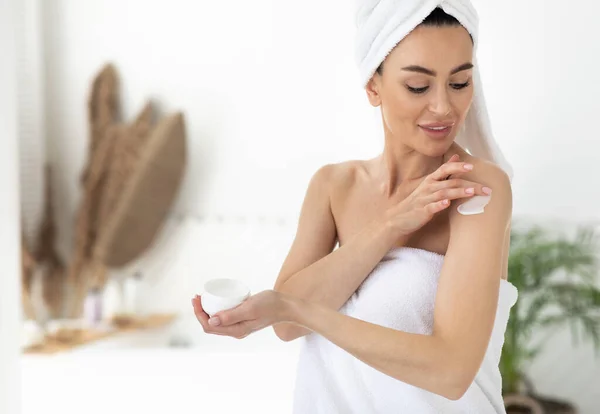 Spa domestiche, relax domestico e terapia anti-invecchiamento, routine mattutina, cura del corpo e cosmetici — Foto Stock