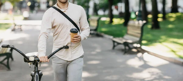 Lahodná káva na cestě do práce, těší latté a chůze — Stock fotografie