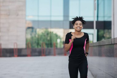 Koşucu sporcu, yolda koşu, fitness, şehirde egzersiz ve sağlık konsepti