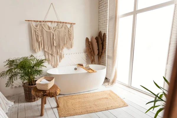 Hangulatos modern minimalista fürdőszoba belső terét nagy fehér kád beltéri — Stock Fotó
