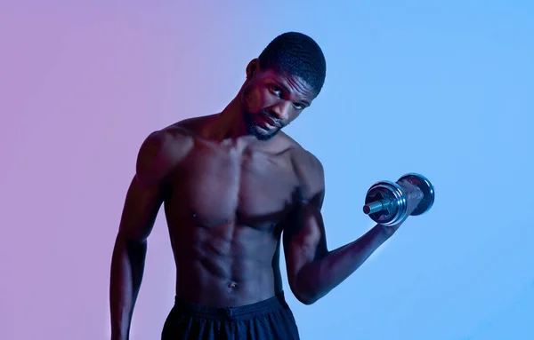 Porträt eines Millennial Black Bodybuilders, der mit Kurzhanteln im Neonlicht trainiert, Panorama — Stockfoto