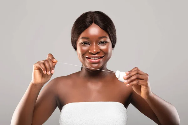 Conceito de Cuidados Dentários. Retrato de bela mulher negra usando o Floss Dental — Fotografia de Stock