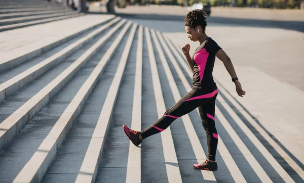 Estilo de vida saudável e esporte ao ar livre, exercícios para pernas na temporada de primavera — Fotografia de Stock