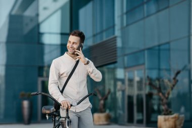 İletişim, müşteri çağrısı, modern cihazlar ve aktif yaşam tarzı