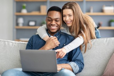 Mutlu Irklar Arası Çiftler Laptop kullanıyor, Evde Birlikte Rahatlıyor