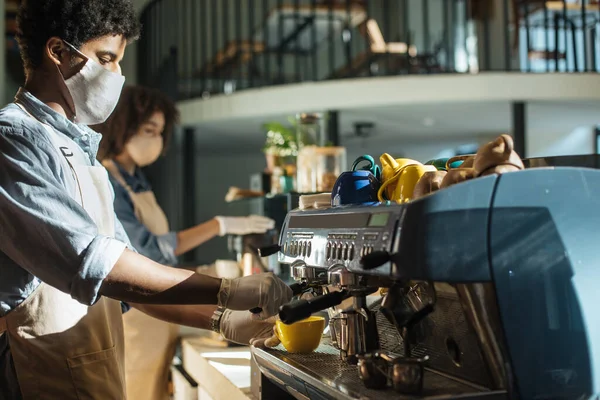 Güvenlik için yeni kurallar, covid-19 kilitlenmesi sırasında küçük aile şirketleri