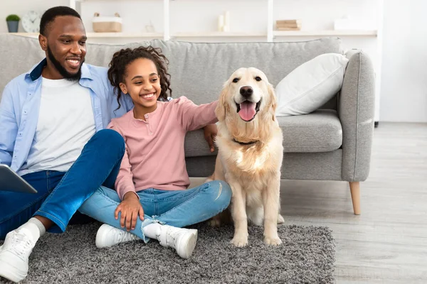 Negro familia pasando tiempo juntos en casa — Foto de Stock