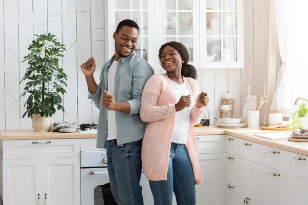 Bon week-end. Portrait de joyeux conjoints afro-américains dansant dans la cuisine — Photo