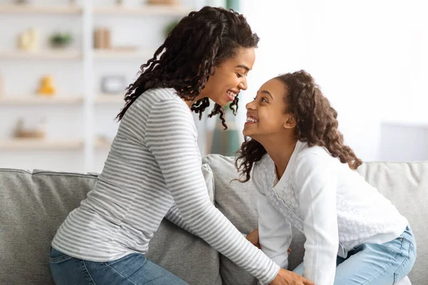 Söt afrikansk amerikansk mor och dotter njuter av tid tillsammans — Stockfoto