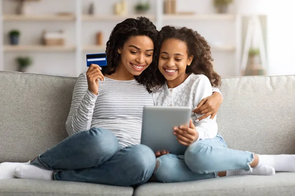 Мила афроамериканська мати і дитина купують на планшеті — стокове фото