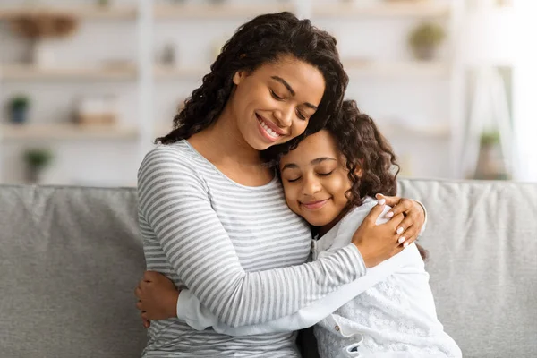 Szerető afro-amerikai családi kötődés otthon — Stock Fotó