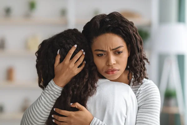 Jovem mãe negra confortando sua filha chorando — Fotografia de Stock