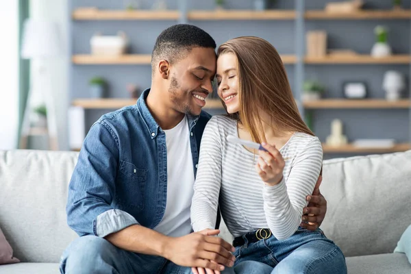 Menjadi orang tua. Romantis Multirasial Pasangan Memegang Positif Kehamilan Uji di Rumah — Stok Foto