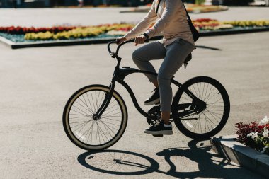 Sosyal uzaklık ve covid-19 karantina, sağlıklı yaşam tarzı, çevre taşımacılığı ve ofise giden yol