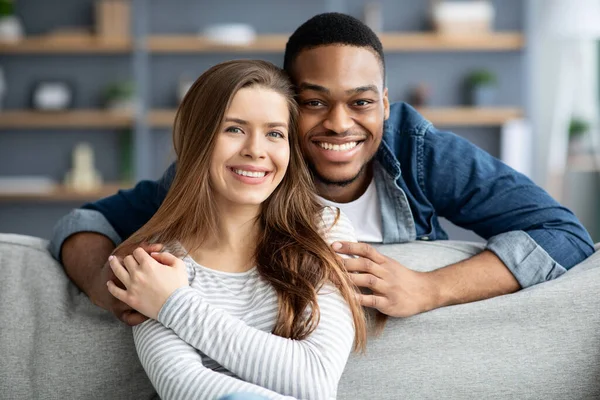 Retrato de casal romântico inter-racial posando juntos em casa — Fotografia de Stock