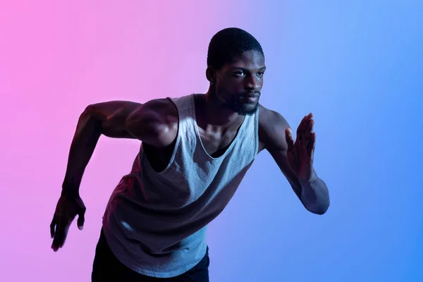 Neon ışıkta koşan genç siyah koşucunun portresi. Profesyonel spor konsepti — Stok fotoğraf