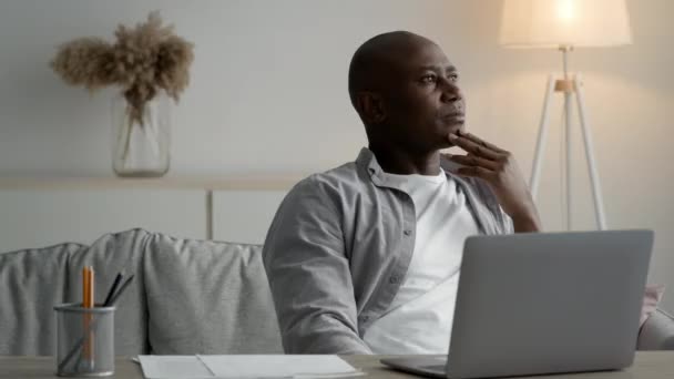 Σκέψης Μεσήλικας Μαύρος στο Laptop Σκέψη εργασίας στο σπίτι — Αρχείο Βίντεο