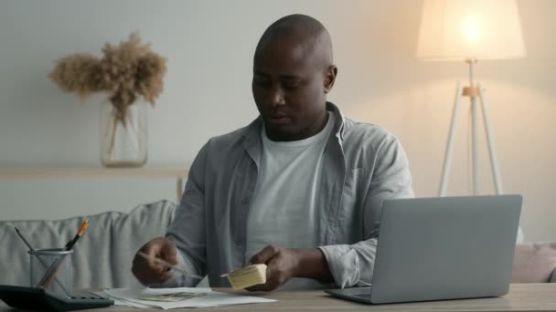 Black Mature Man Counting Money Calculating Expenses At Home — Αρχείο Βίντεο