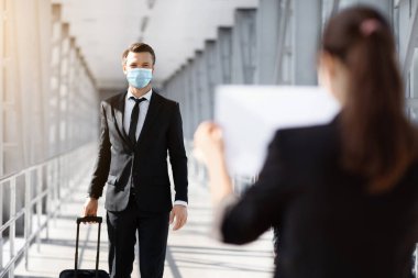 Bayan temsilcinin havaalanında iş ortağıyla buluşmasının arka planı