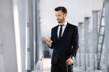 Yakışıklı sakallı iş adamı uçuş beklerken e- postaları kontrol ediyor