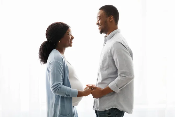 Sinnliche schwangere schwarze Paare kuscheln, während sie Zeit zu Hause verbringen — Stockfoto