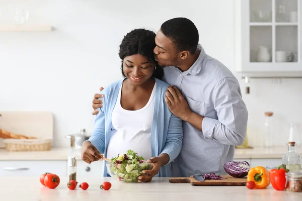 Feliz africano americano embarazada pareja cocinar juntos, cocina interior — Foto de Stock