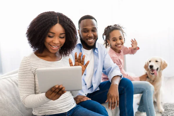Zwart familie met videocall met behulp van laptop zwaaien handen — Stockfoto
