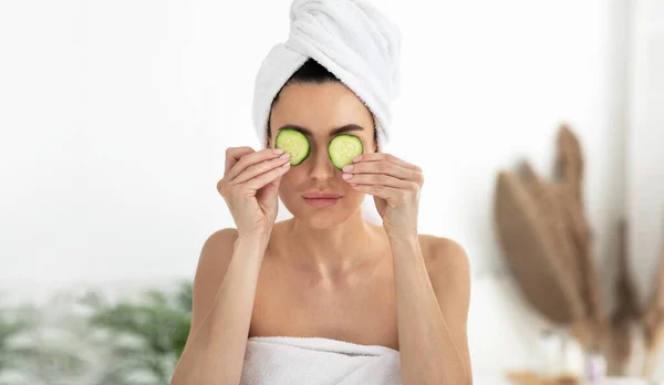 Cura della pelle, giornata termale a casa, sano, bellezza, trattamento alternativo pulito e prodotti cosmetici — Foto Stock