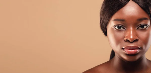 Close-up portret van ernstige jonge zwarte vrouw op zoek naar camera — Stockfoto
