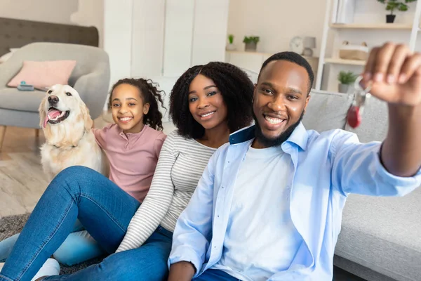 Happy Afro-Amerikaanse familie tonen sleutels van hun nieuwe appartement — Stockfoto