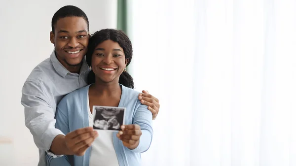 Çekici Afrikalı Amerikalı çift bebek sonogramıyla poz veriyor. — Stok fotoğraf