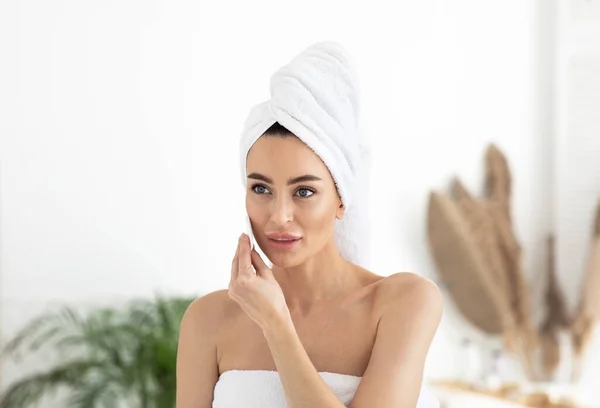 Removedor de maquiagem e cosméticos, dermatologia e cuidados com a pele em casa durante o bloqueio — Fotografia de Stock