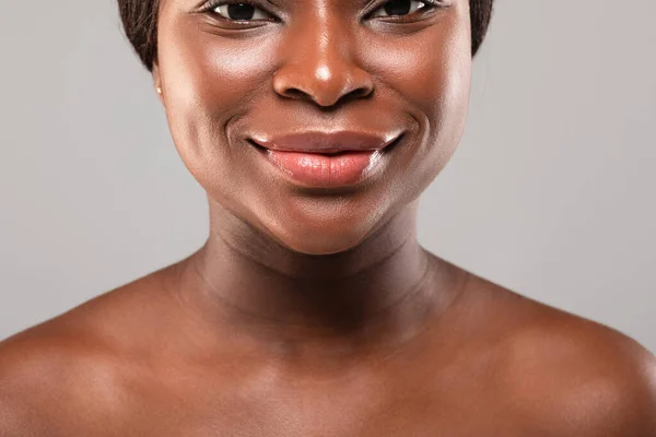 Krční vrásky. Detailní záběr na usmívající se černošky žena s Venuše prsteny na kůži — Stock fotografie