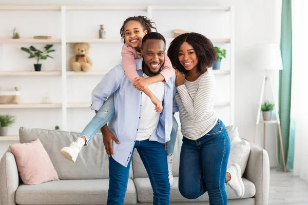 Porträtt av en lycklig svart familj som tillbringar tid hemma — Stockfoto